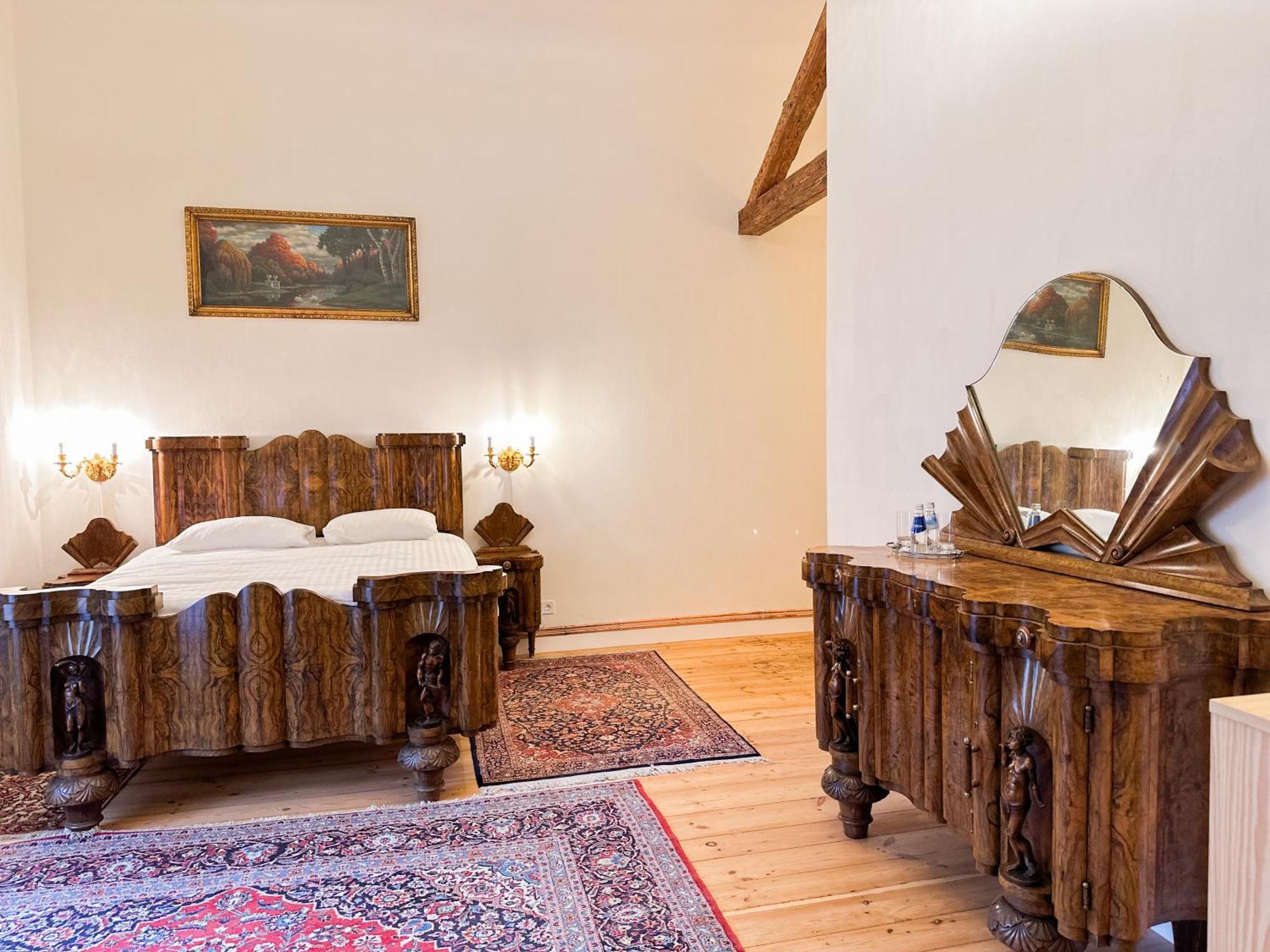 Edoles Pils Hotel ภายนอก รูปภาพ