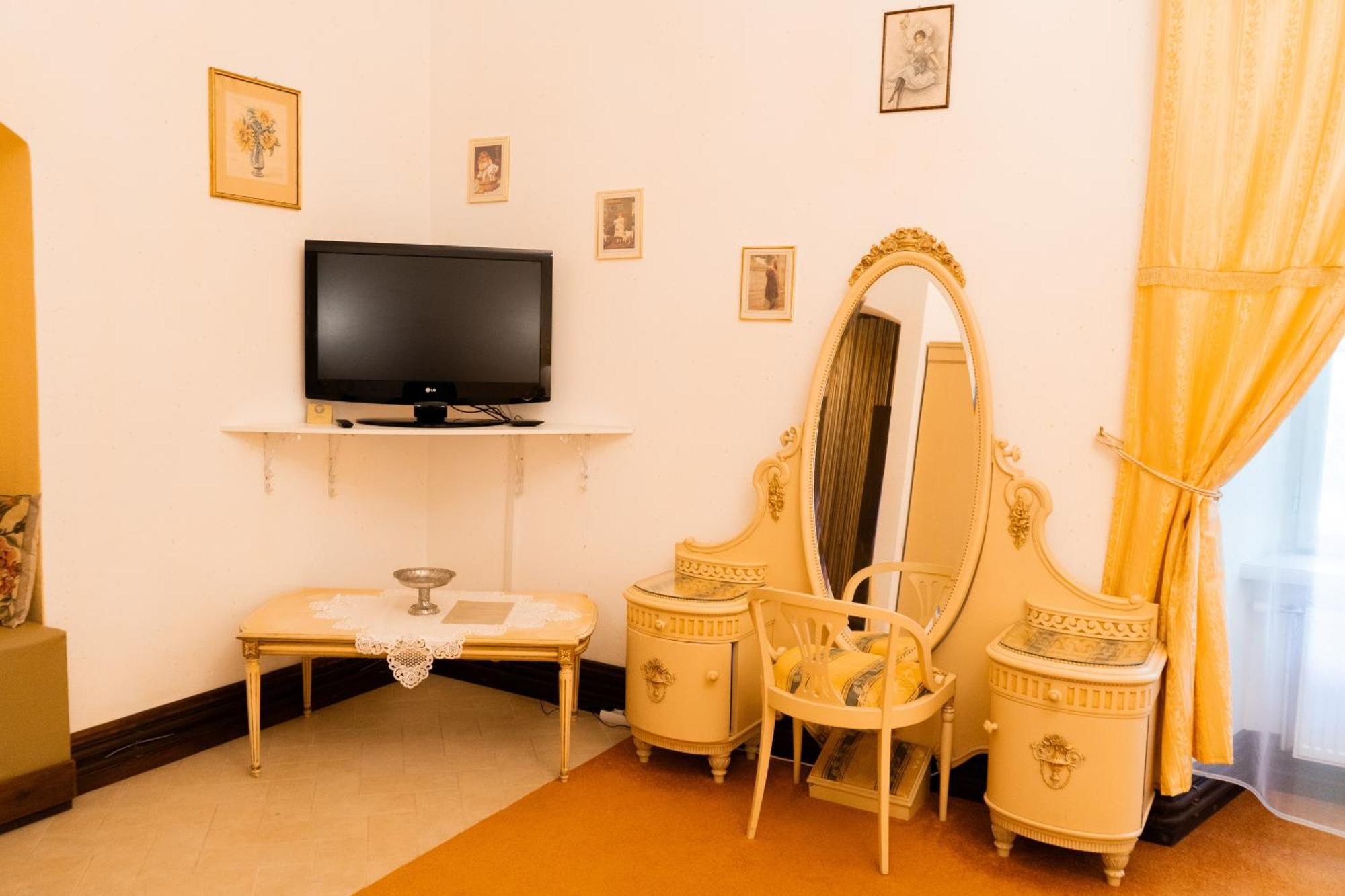 Edoles Pils Hotel ภายนอก รูปภาพ