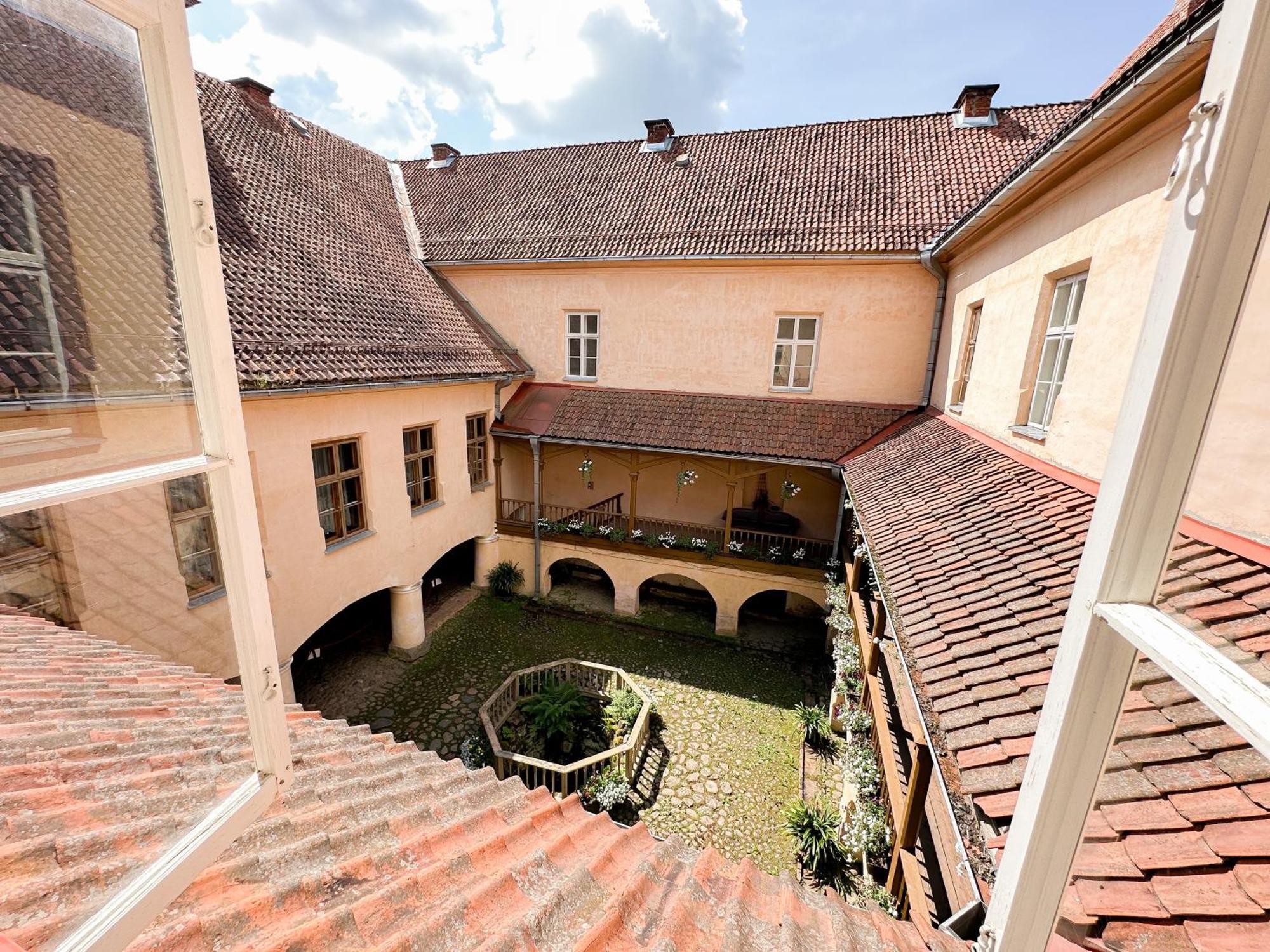 Edoles Pils Hotel ภายนอก รูปภาพ