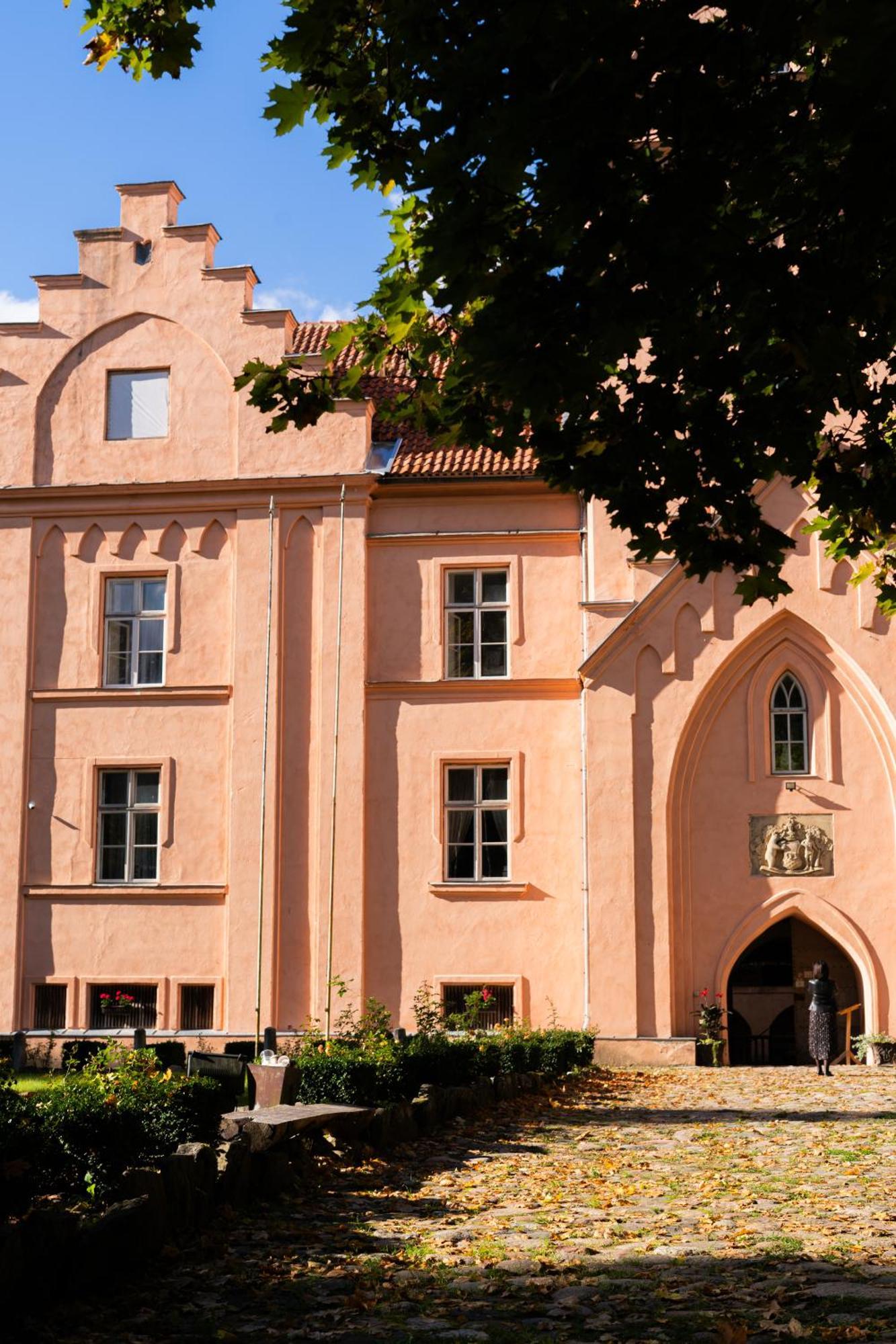 Edoles Pils Hotel ภายนอก รูปภาพ
